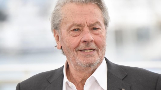 A sus 83 años, "Alain Delon está cada vez mejor", dijo su hijo