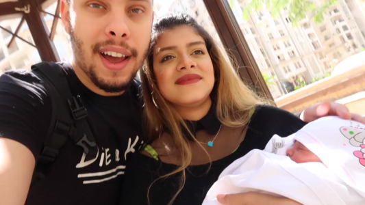 Pareja de youtubers maltrata a su bebé para conseguir seguidores