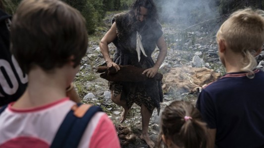 Antes era cocinero y ahora da cursos para enseñar a vivir como un neandertal