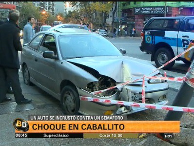 Chocó con un semáforo, bajó del auto y se fue