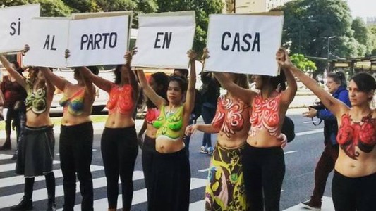 Mujeres protestaron con los pechos pintados en la 9 de Julio
