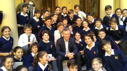 "Necesitamos juntar más (votos) porque no nos fue tan bien" le dijo Macri a los chicos de una escuela