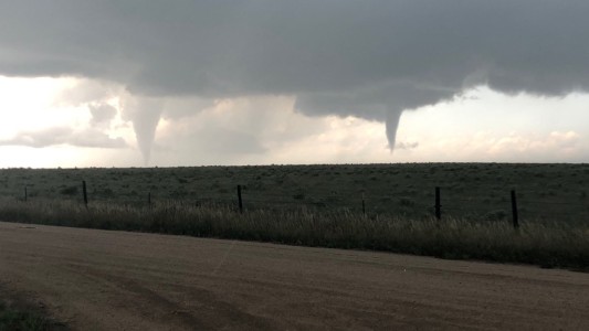 Tornados gemelos sobre los campos de Colorado