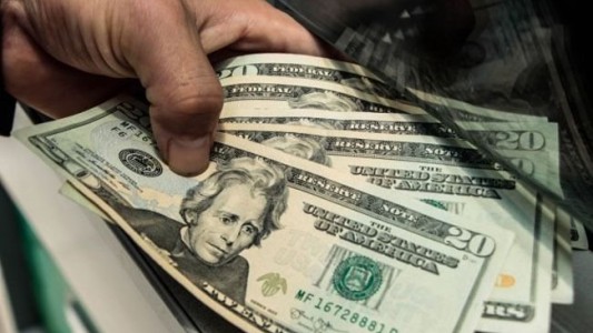 Leve baja del dólar tras la charla entre Mauricio Macri y Alberto Fernández