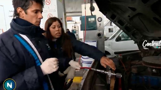 Contratado por un día: Roberto Funes Ugarte es playero en una estación de servicio