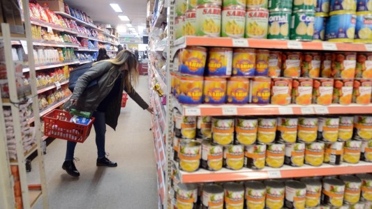 Sancionarán a los comercios que no trasladen la baja del IVA a productos básicos