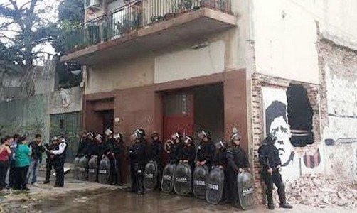 La Metropolitana empezó a demoler un edificio con la gente adentro en Villa Urquiza