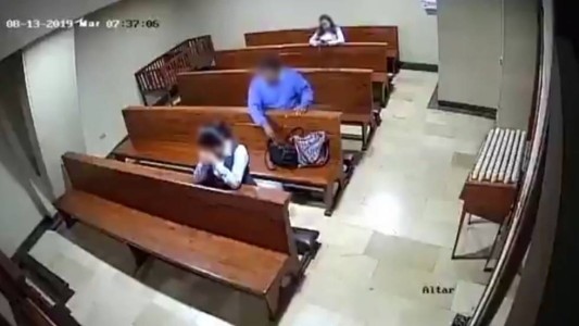 Video: el hombre que le roba a la mujer que está rezando en la iglesia