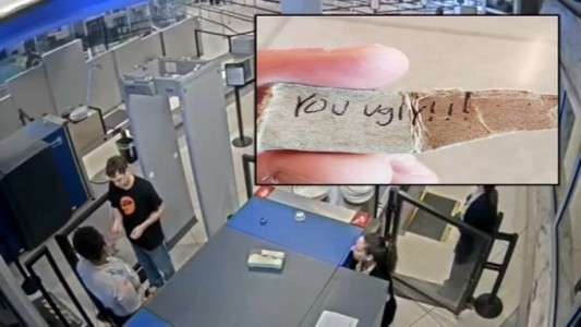 Video: despiden a una empleada de un aeropuerto tras decirle "feo" a un pasajero