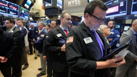 Lunes complicado: caen las acciones argentinas y sube el riesgo país