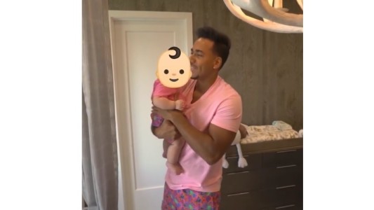Romeo Santos duerme a su pequeño Valentino con la bachata del amor