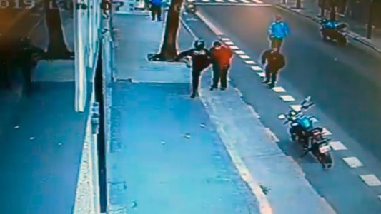 Video: un policía de la Ciudad le pegó una patada en el pecho a un hombre y murió