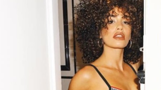 Rulos y ropa interior: el look sorpresivo de Lali Espósito