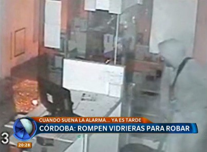 Rompen vidrieras en Córdoba para robar negocios