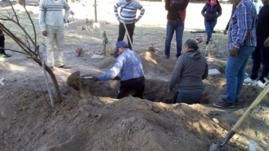 Iban a enterrar a su madre y tuvieron que cavar la tumba ellos mismos