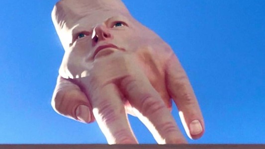 La terrorífica estatua gigante de una mano con cara: descartan que esté inspirada en Donald Trump