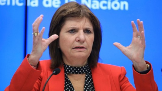Bullrich defendió al policía de la Ciudad que pateó en el pecho a un hombre