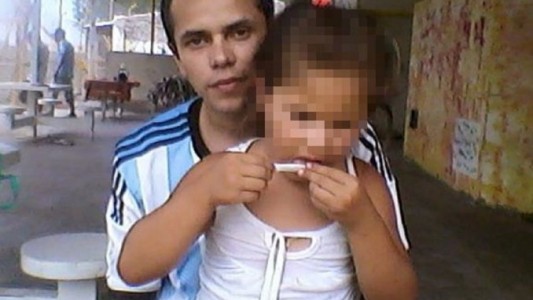 Un preso publicó fotos de su hija de 5 años armando un cigarrillo de marihuana