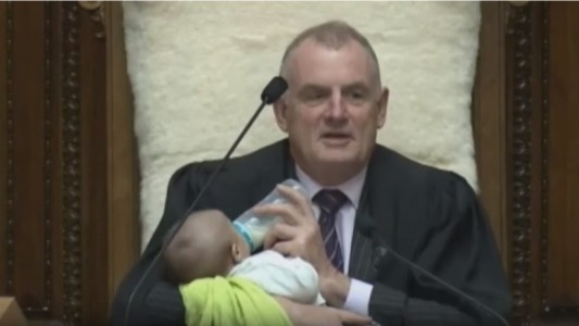 Presidente del Parlamento de Nueva Zelanda da la mamadera al hijo de un diputado en pleno debate
