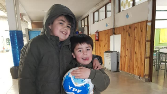 Hizo carteles para recuperar su pelota, se hizo viral y recibió una sorpresa