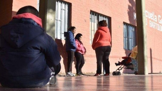 El maestro que llora por amor y no da clases desde que empezó el año