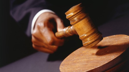 Por abandono del padre, autorizan a una adolescente a cambiarse el apellido por el materno