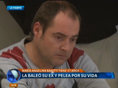 La baleó su ex y pelea por su vida