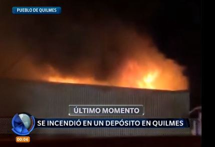 Se incendió un depósito de productos plásticos en Quilmes