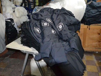 Allanaron talleres clandestinos donde fabricaban uniformes policiales