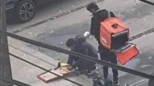 Perú: escrachan a dos repartidores comiendo el pedido en la calle