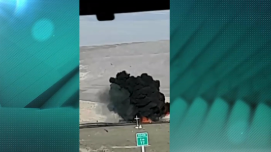 Camión con petróleo vuelca, choca con otro camión y explota