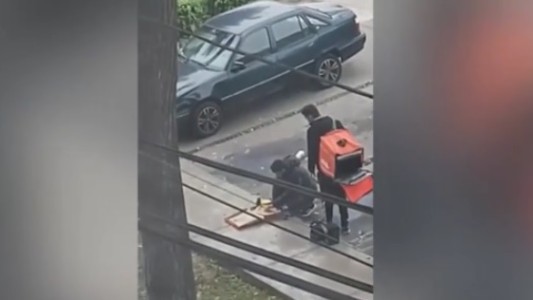 El video de los dos repartidores de pizza comiéndose una parte del pedido