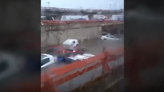 Autos sumergidos bajo una fuerte lluvia