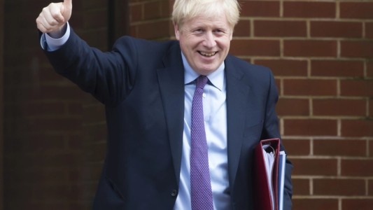 Boris Johnson le pidió a la reina Isabel que suspenda las sesiones en el Parlamento por el Brexit