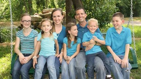 Se tiró al suelo, fingió su muerte y vio como su tío asesinaba a toda su familia