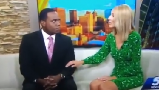 Video: una presentadora de TV comparó a su compañero negro con un gorila