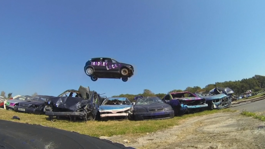 El salto de los autos locos