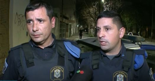 Efectivos policiales rescataron a un bebé encerrado en un auto