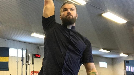 El cura que impacta con sus rutinas de ejercicio en las redes