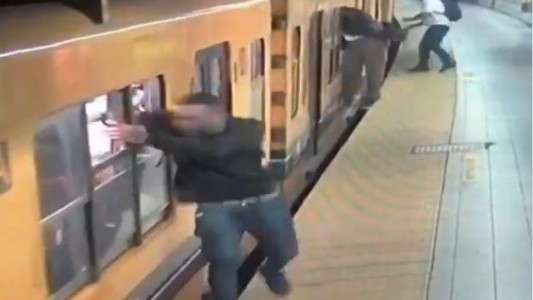 Video: triple robo simultáneo en una estación del subte C
