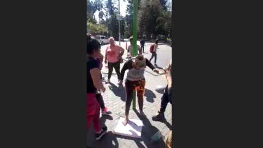 Una mujer se roció con alcohol y se prendió fuego frente a un juzgado