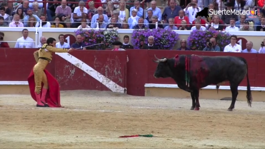 El momento en que un torero recibe una brutal cornada que lo deja grave