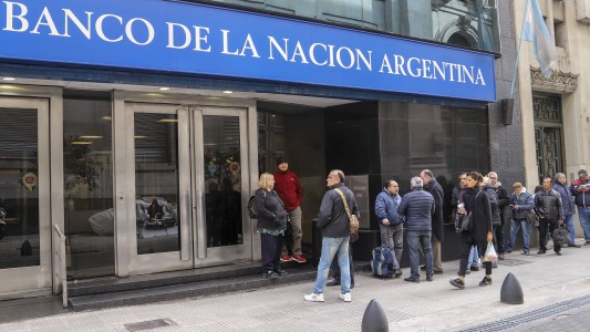 Fuerte baja del dólar en el debut de los controles de cambio