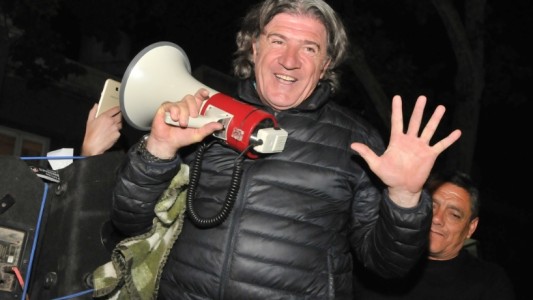 Video viral: al candidato se le perdió la bailarina de cuarteto