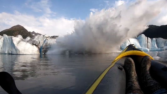 Graba el deshielo de un glaciar desde su kayak y lo sacude una ola gigante