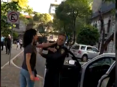 Quiere evitar que se lleven a su esposo y termina a los golpes con los policías