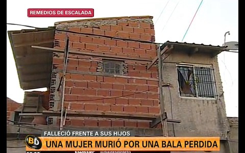 Una mujer murió al ser alcanzada por una bala perdida