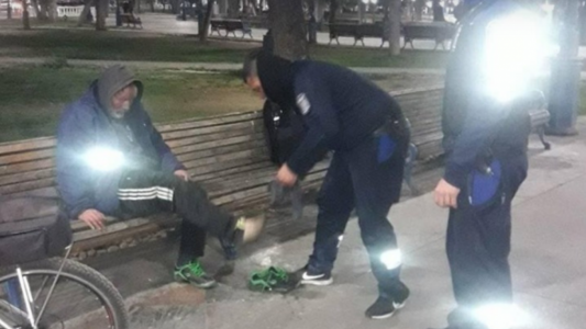 Vive en la calle, le regalaron zapatillas y las vendió para comprar vino