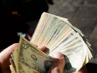 Ya se puede comprar dólares con tarjeta de débito