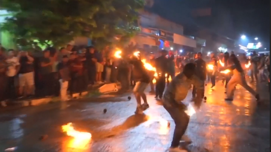 Festival de bolas de fuego para evocar la erupción de un volcán